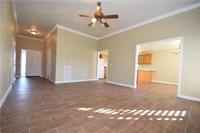 Building Photo - 906 SW Navajo Dr