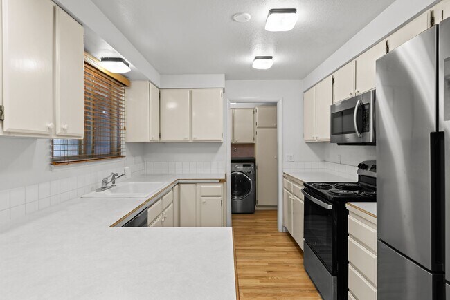 Building Photo - Home Sweet Home in Exclusive Warm Springs Mesa