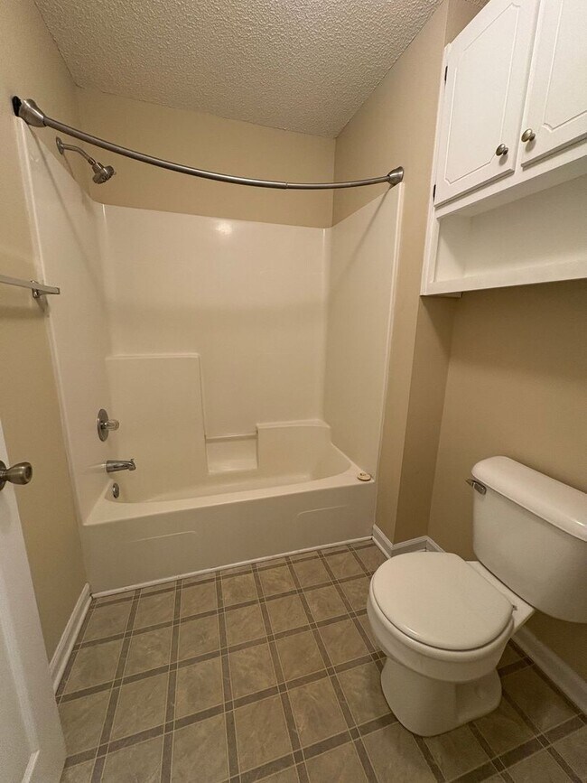 Building Photo - Briarwood West!!!