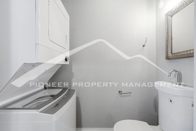 Building Photo - Charming Townhouse with Washer/Dryer and Central AC