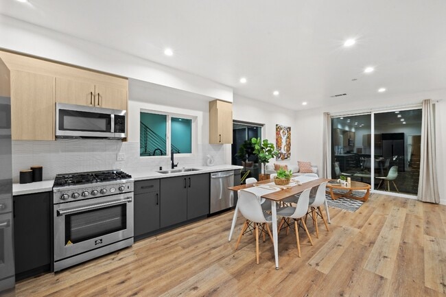 Building Photo - 3 BED 3 BATH | PRIVATE FRONT YARD | PRIVATE 2 CAR ATTACHED GARAGE | WASHER | DRYER | CENTRAL A/C