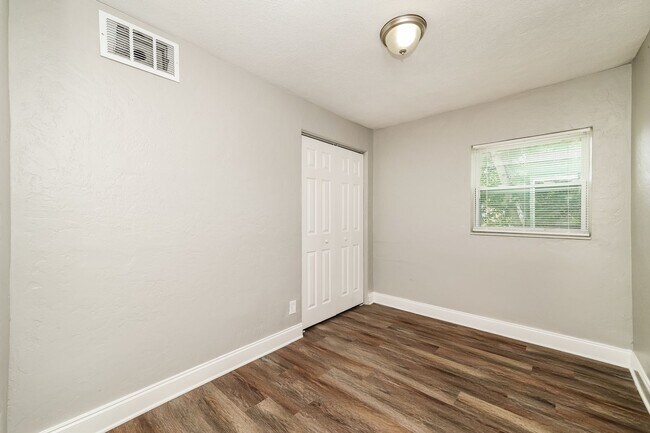 Building Photo - 5BR/2BA | Newly Renovated Single Family Home | Area for office | In Saint Petersburg!