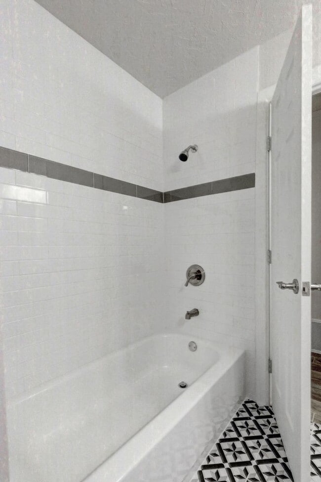 Building Photo - Spacious Elegance: Open Floor Plan, Dual V...