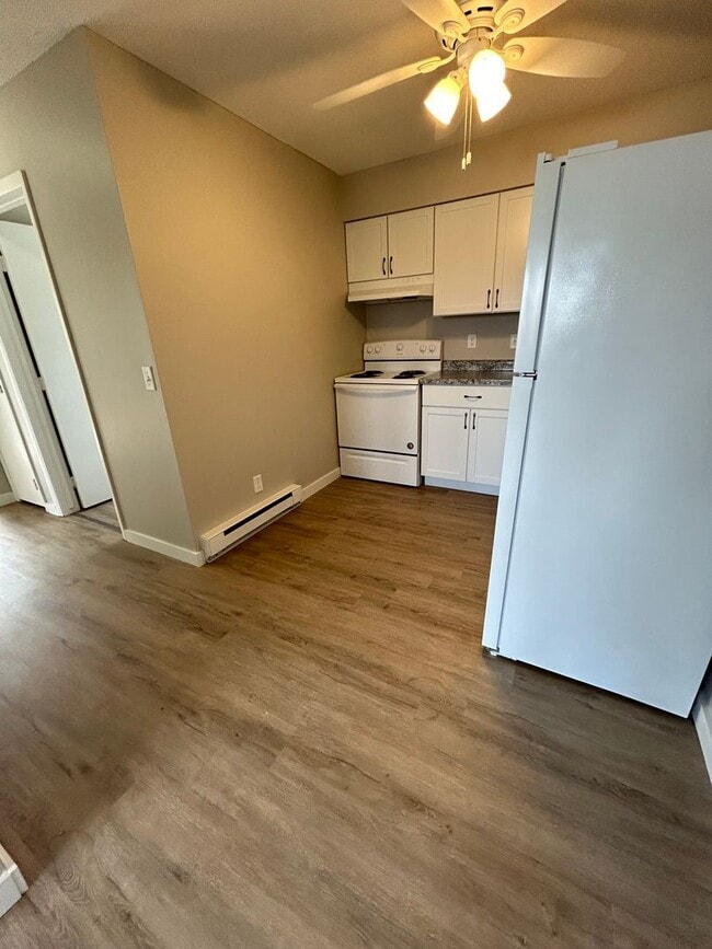 Building Photo - Recently Renovated 2 Bedroom Apartment