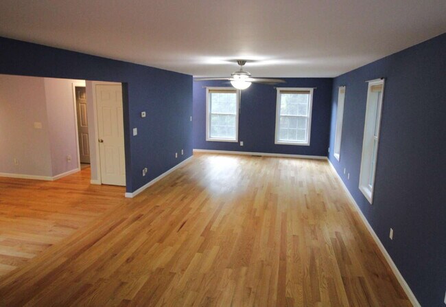 Building Photo - Privacy, Space, and Modern Comfort in Salem