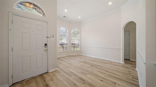 Building Photo - 9219 E Lakeside Dr