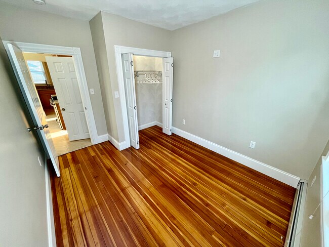 Building Photo - 18 Messenger St