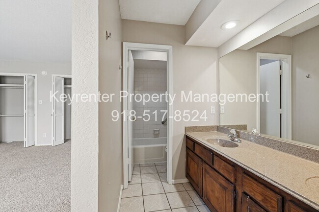 Building Photo - 6506/6508 E 90th St Duplex