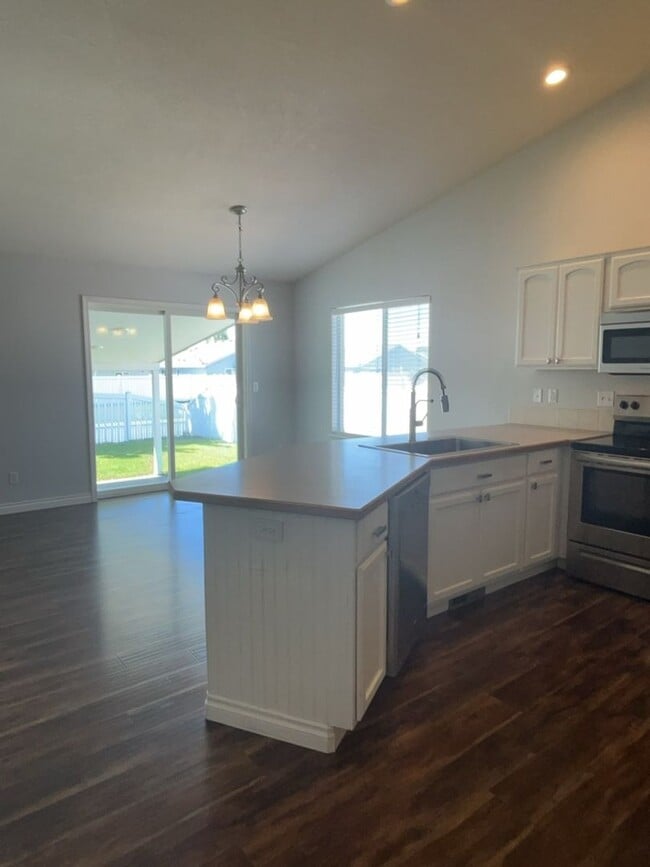 Building Photo - 1537 Foxglove Ave