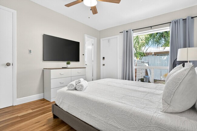 Building Photo - 1761 NE 55th St