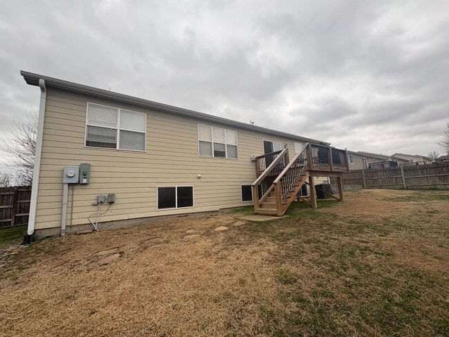 Building Photo - Spacious west side 3 Bedroom, 2 Bath home, close to Ft. Riley!