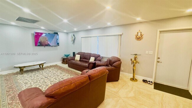 Building Photo - 329 SE 3rd St