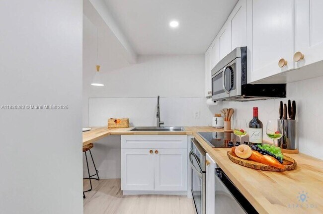 Building Photo - 7326 Collins Ave