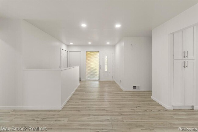 Building Photo - 6207 Nicholas Dr