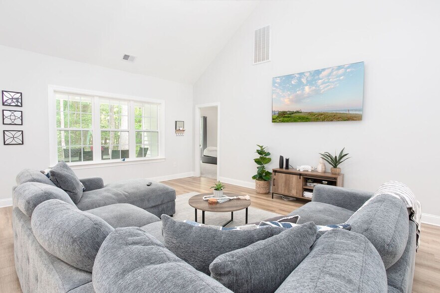 Building Photo - 279 Navigators Dr