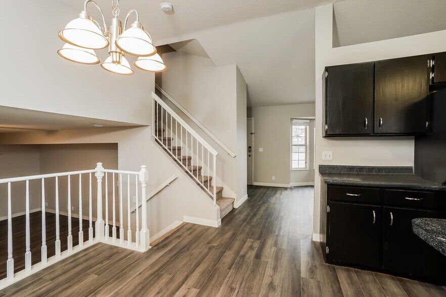 Building Photo - 5902 Woodview Dr