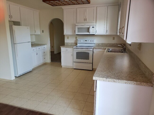 Building Photo - Very nice 4 bedroom, 3 bath home near Palmer Park