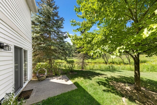 Building Photo - 2 Bedroom 2.5 Bath 1 Car Garage located in...