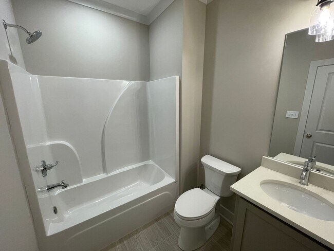 Building Photo - Savannah Square - 3BR/3BA For Rent