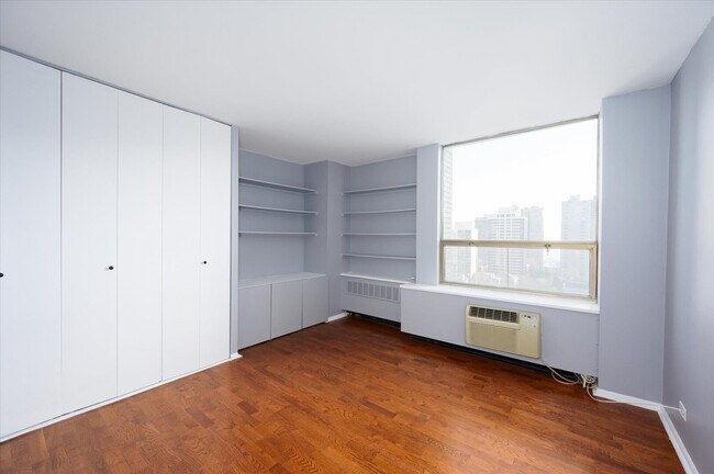 Building Photo - 1460 N Sandburg Terrace