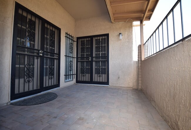Building Photo - Beautifully remodeled Scottsdale condo bac...