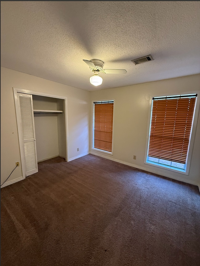 Building Photo - 3 bedroom 2 bath home located in quiet neighborhood