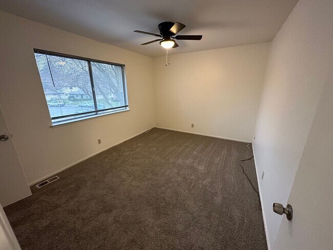 Building Photo - Cozy 2 Bedroom unit with community pool!