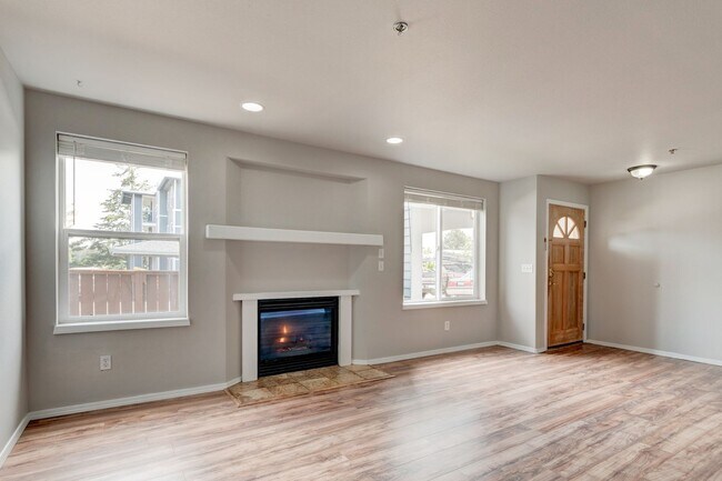 Building Photo - 2 Bed + Den/Office 2 Bath Ground level Condo