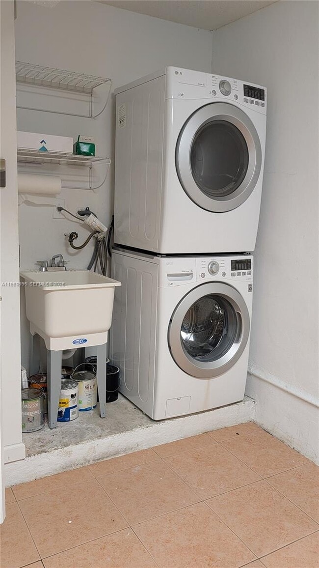 Building Photo - 202 W Forest Oak Cir