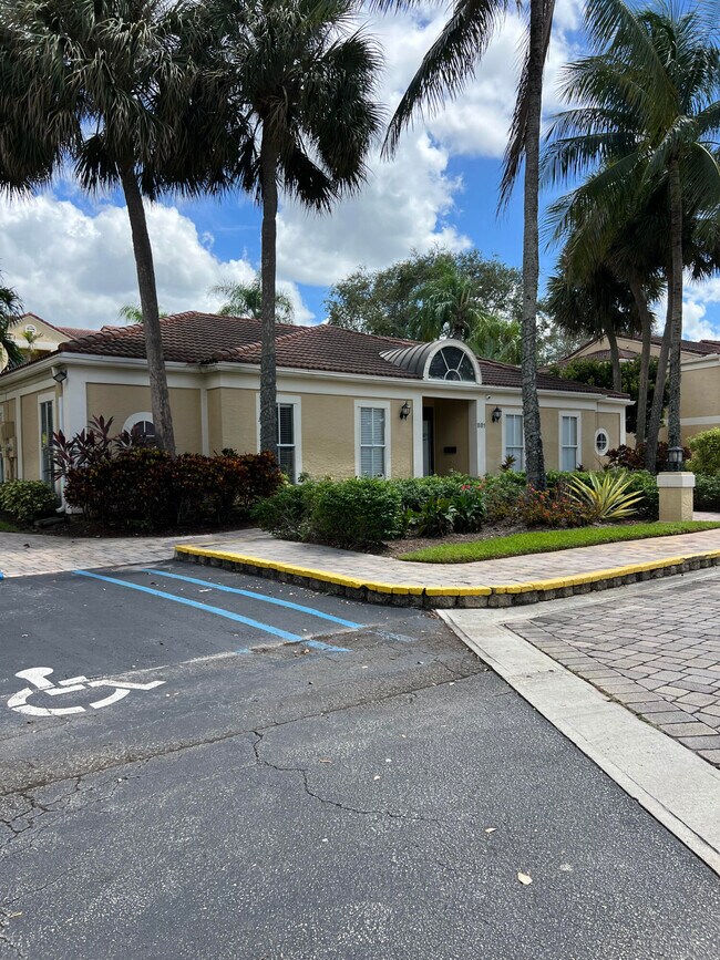 Building Photo - 899 Riverside Dr