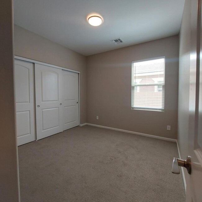 Building Photo - 1025 S 200th Ln