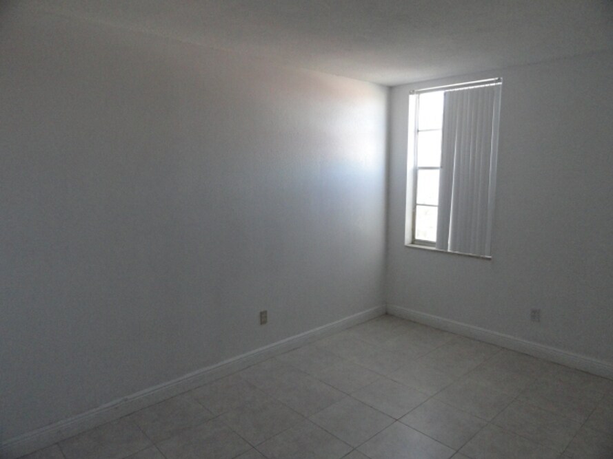 Building Photo - 1825 W 56th St