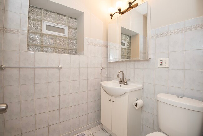 Building Photo - 3834 N Hermitage Ave