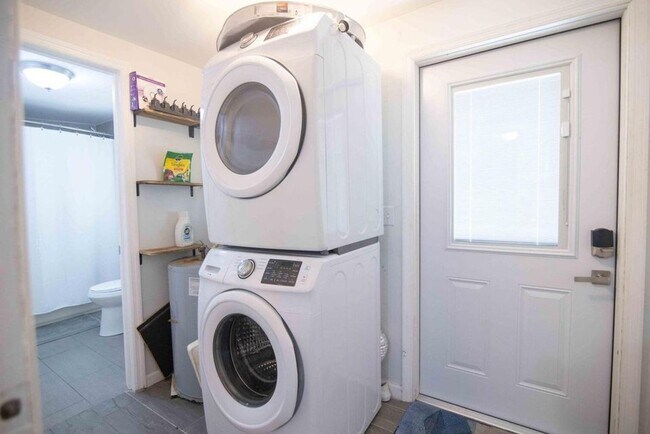 Building Photo - 915 3rd St