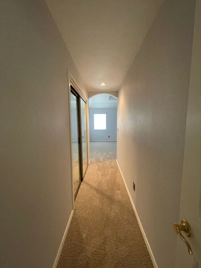 Building Photo - Beautiful South West Visalia home Near El Diamante school with a pool!!