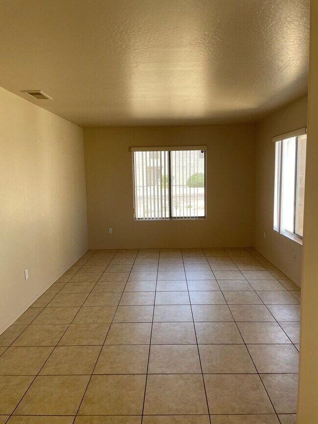 Building Photo - 3 Bedroom - 2 story corner lot - Glendale ...