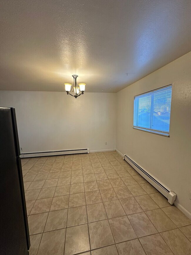 Building Photo - EM1304