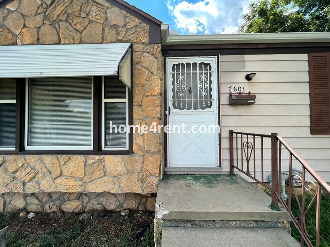 Building Photo - Cozy Ranch Style Home in KCMO w/ Wood Floors and a Fenced in Yard!