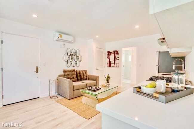 Building Photo - 2 br, 1 bath Apartment - 562 N Kenmore Ave