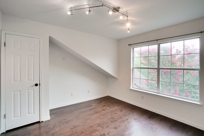 Building Photo - 1414 Laurel Oak Loop