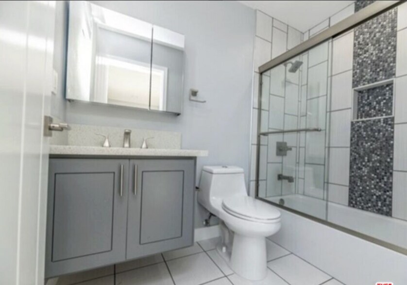 Building Photo - 1120 1/2 N Heliotrope Dr
