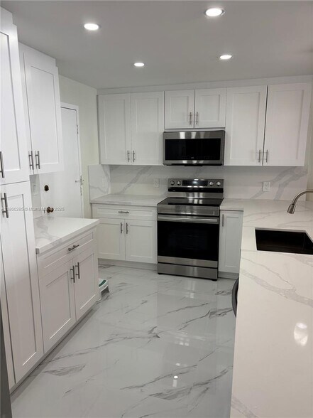 Building Photo - 3800 S Ocean Dr