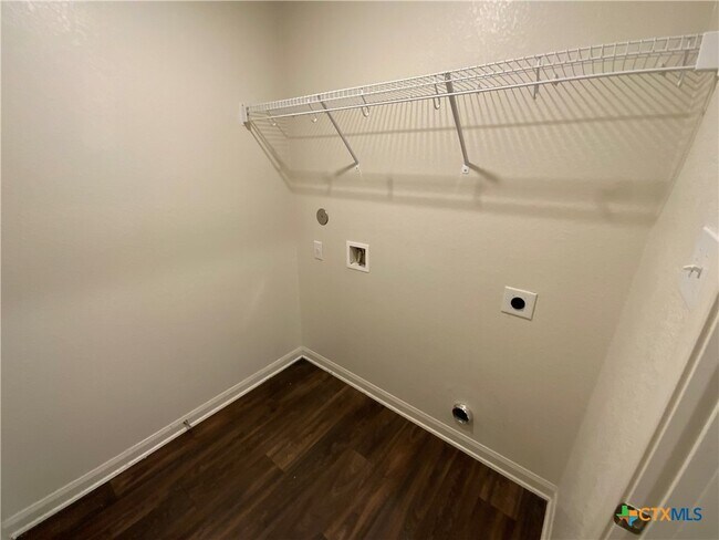 Building Photo - 208 Allington Cir