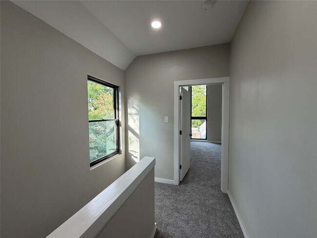 Building Photo - 957 Woods Ave