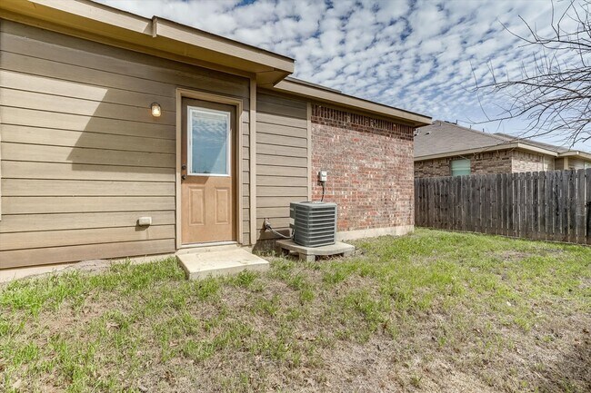 Building Photo - AVAILABLE NOW! Beautiful 3 Bedroom Townhome Located in Georgetown, TX!