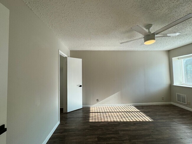 Building Photo - 2413 Mission Hill Dr