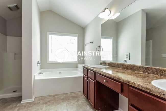 Building Photo - 4 Bedroom Pet-Friendly Home in Snellville, GA with Main Street Renewal