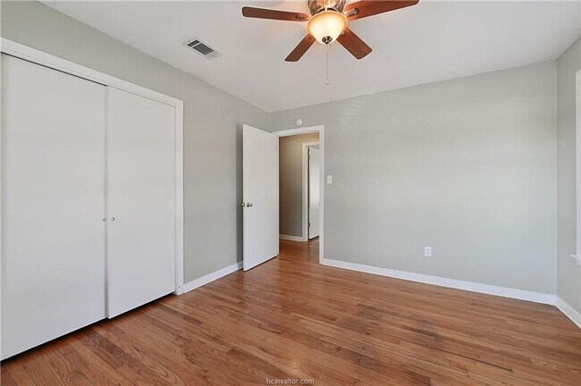 Building Photo - AUGUST PRE-LEASE!! 4 bed, 3 bath house on HUGE lot walking distance to Texas A&M!