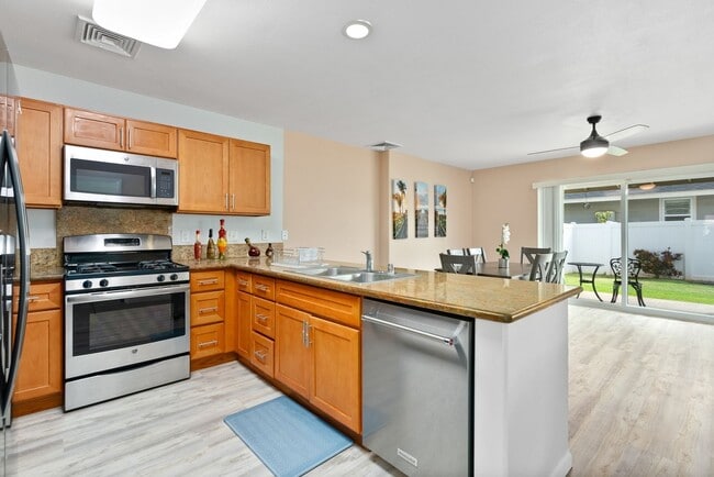 Building Photo - Welcome to this bright and inviting 3 bedroom