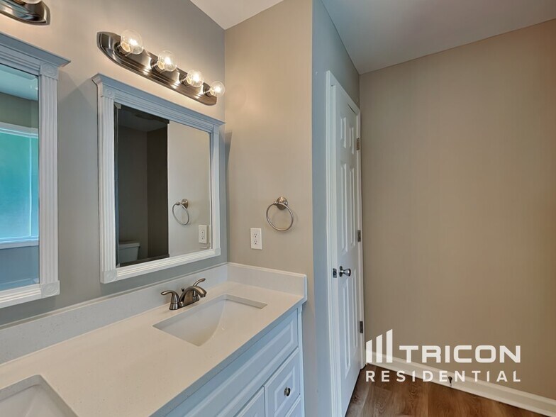 Building Photo - 868 Loch Lomond Cir